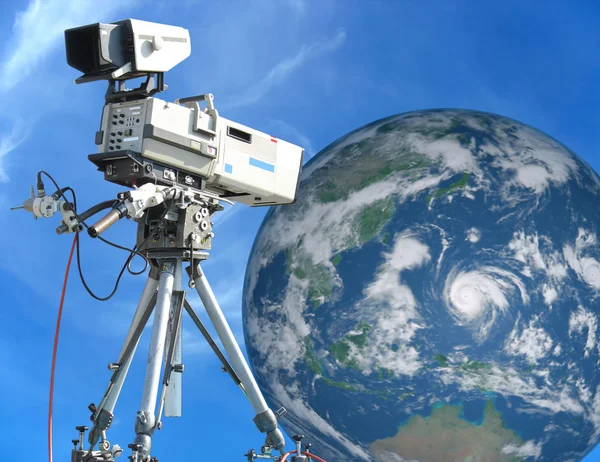 Videocamera digitale studio professionale TV sopra cielo blu e Ea — Foto Stock