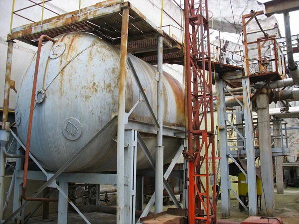 Oude roestige industriële chemische tank — Stockfoto