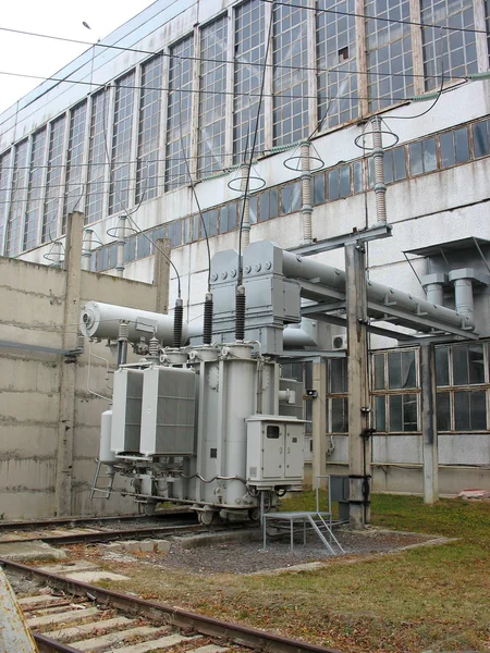 Enorme industriële hoge spanningsomvormer op elektriciteitscentrale — Stockfoto