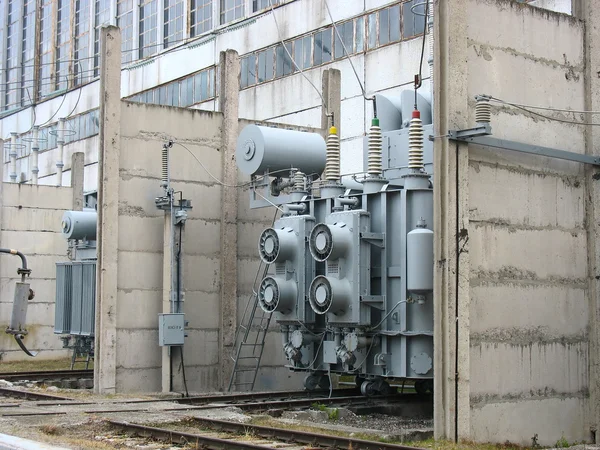 Convertisseur de haute tension industriel énorme à la centrale électrique — Photo