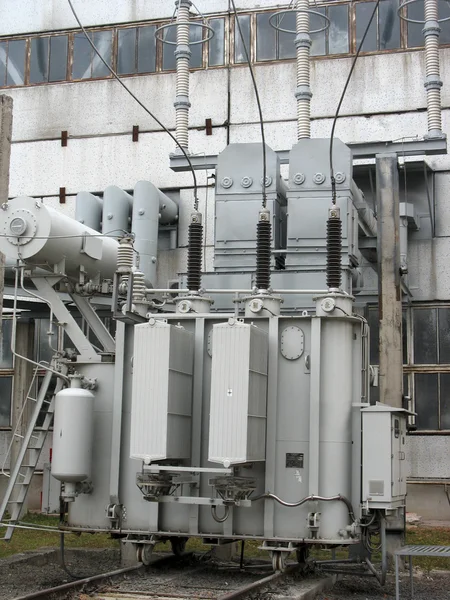 Enorme convertidor industrial de alta tensión en la central eléctrica —  Fotos de Stock