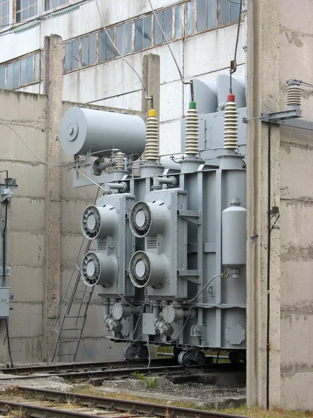 Enorme convertidor industrial de alta tensión en la central eléctrica — Foto de Stock