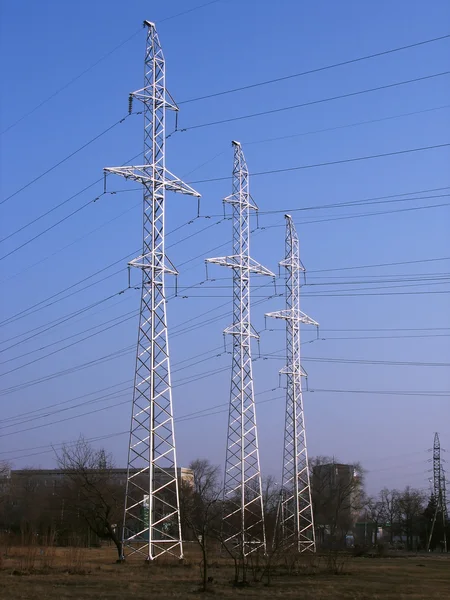 Високовольтна лінія електропередач металева вежа з дротами — стокове фото