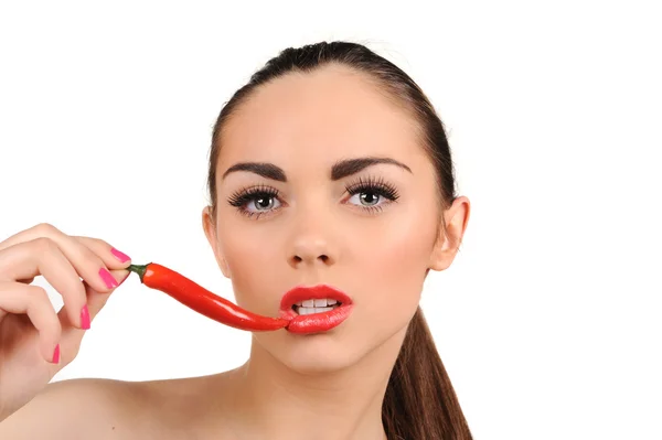 Mladá žena s chilli papričkou, izolované na bílém — Stock fotografie