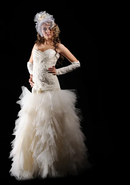 Краса молода наречена одягнена в елегантну білу весільну сукню — стокове фото
