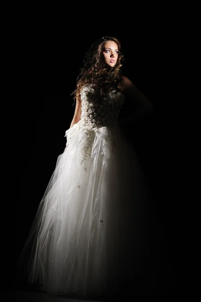 Szépség menyasszony öltözött elegáns fehér esküvői ruha — Stock Fotó
