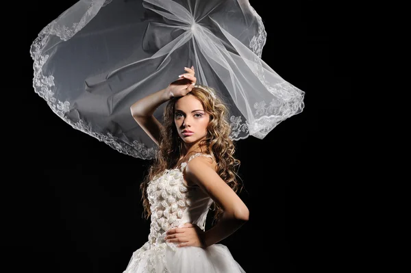 Beleza jovem noiva vestida com elegância vestido de noiva branco — Fotografia de Stock