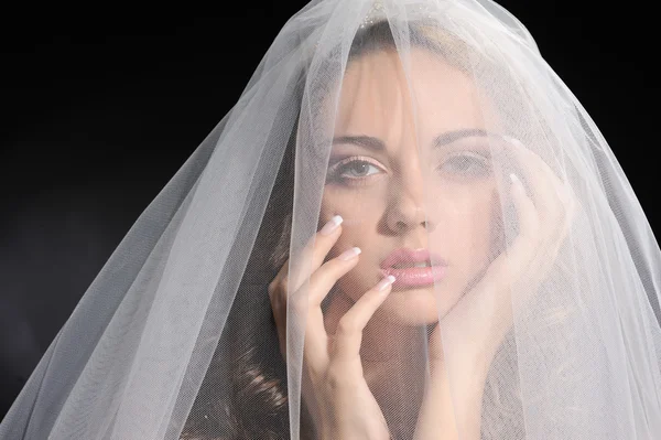 Skönhet unga bruden klädd i elegance vit brudklänning — Stockfoto