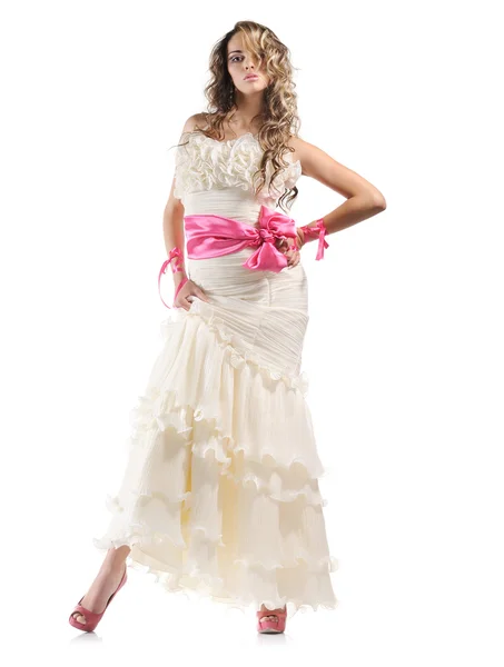 Beleza jovem noiva vestida com elegância vestido de noiva branco — Fotografia de Stock