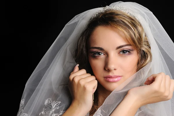 Schönheit junge Braut in Eleganz weiß Hochzeitskleid gekleidet — Stockfoto