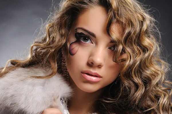 Porträt der schönen Frau mit artistischem Make-up — Stockfoto
