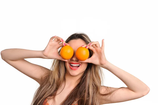 Joven sonriente sexy mujer con frutas naranjas — Foto de Stock
