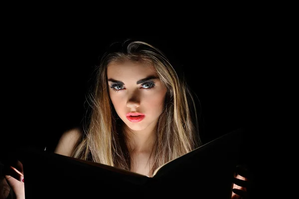 Retrato de una joven sexy leyendo un libro de magia — Foto de Stock