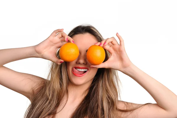 年轻性感的女人微笑着橙色水果 — 图库照片