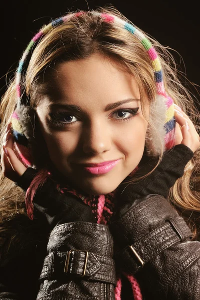 Porträtt av vacker flicka i vinter hörselkåpan — Stockfoto