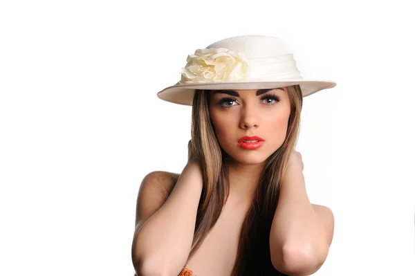 美丽的女孩在帽子上白色隔离的肖像 — 图库照片