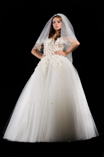 Красота молодая невеста одета в элегантное белое свадебное платье — стоковое фото