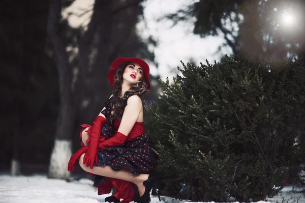 Porträtt av vacker flicka utomhus i klädstil — Stockfoto