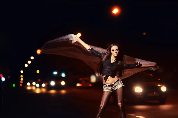ファッションのスタイルで美しい少女。夜の街の背景 — ストック写真