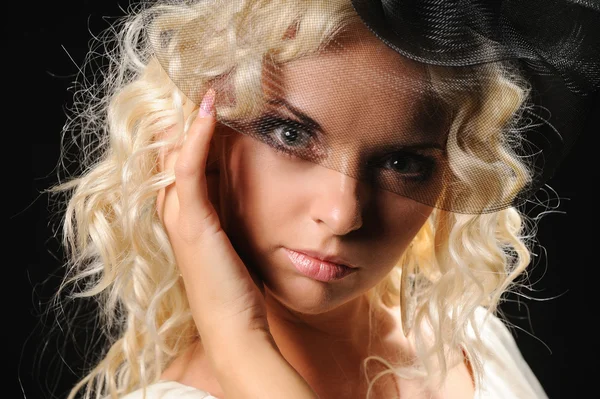 Porträtt av vacker flicka med konstnärliga make-up — Stockfoto