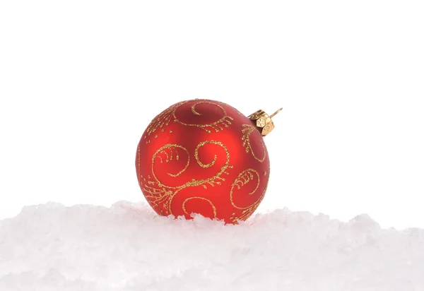 Красный рождественский бал со снегом на белом фоне — стоковое фото