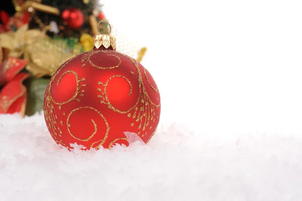 Röd jul boll med snö — Stockfoto