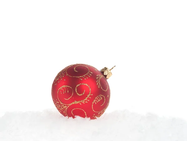 Röd jul boll med snö på vit bakgrund — Stockfoto