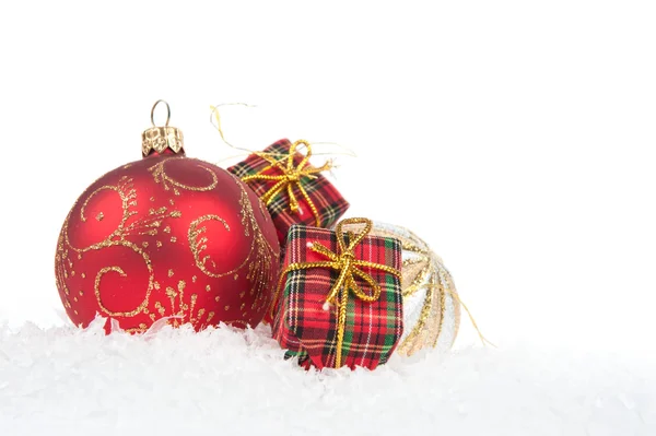 Rote Weihnachtskugel mit Schnee auf weißem Hintergrund — Stockfoto