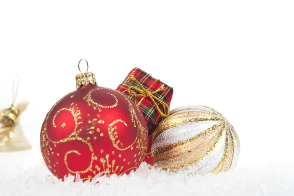 Červená vánoční koule se sněhem na bílém pozadí — Stock fotografie