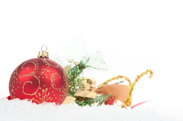 Rode Kerstmis bal met sneeuw op witte achtergrond — Stockfoto