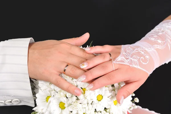 Noiva e noivo mãos com buquê — Fotografia de Stock
