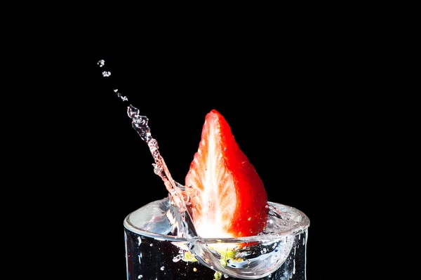 Salpicadura de fresa en el agua — Foto de Stock