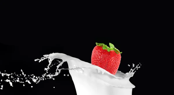Strawberry splash in a bowl of milk — Stock Photo, Image
