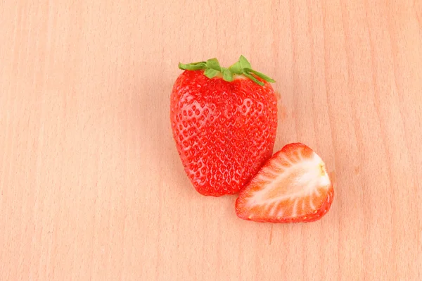 木菜板上草莓 — 图库照片