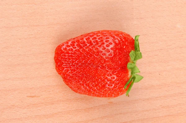 木菜板上草莓 — 图库照片