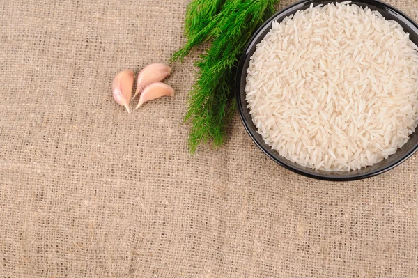 Рис с укропом на холсте — стоковое фото