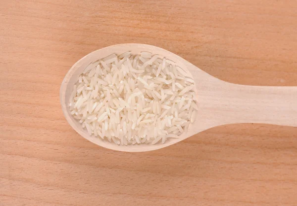 Rýže v lžíci na prkénku — Stock fotografie