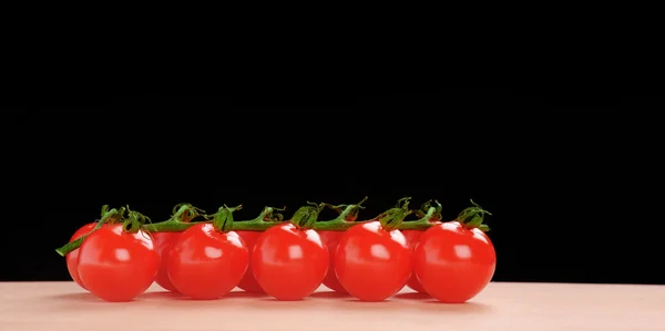 Czerwone pomidory na deski do krojenia drewniana — Zdjęcie stockowe