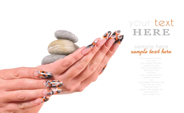 Schöne weibliche Hände mit Kieselsteinmaniküre-Konzept — Stockfoto