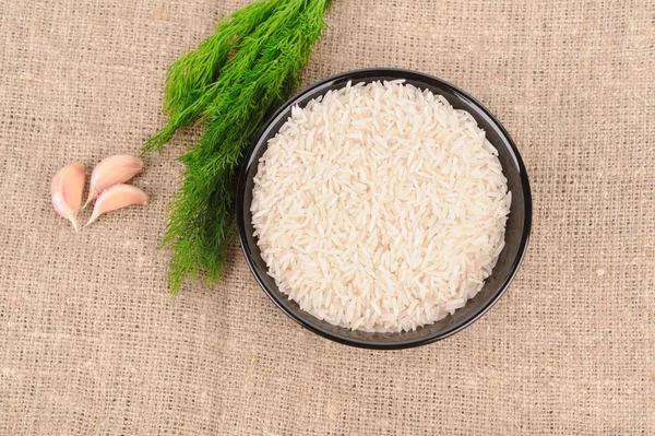 Rýže s koprem v černé misky na plátně — Stock fotografie