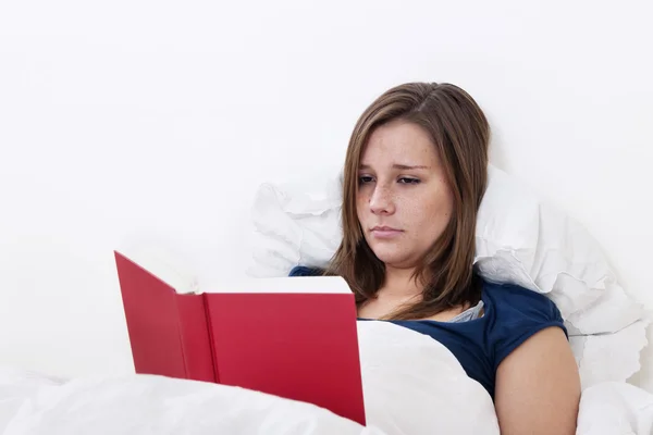 Czytanie w łóżku — Zdjęcie stockowe