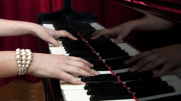 Piyano ellerde — Stok fotoğraf
