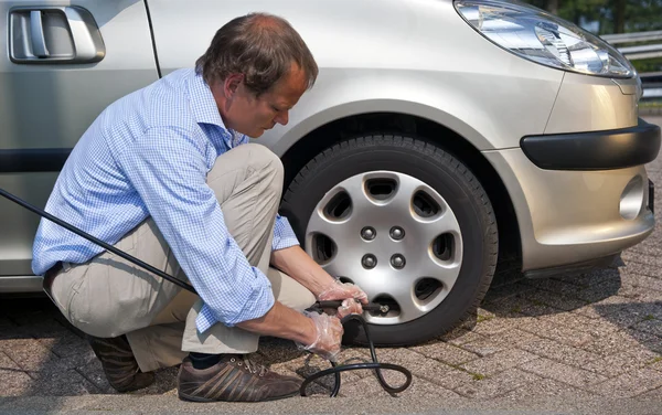 Inflating tyre — Stock Photo, Image