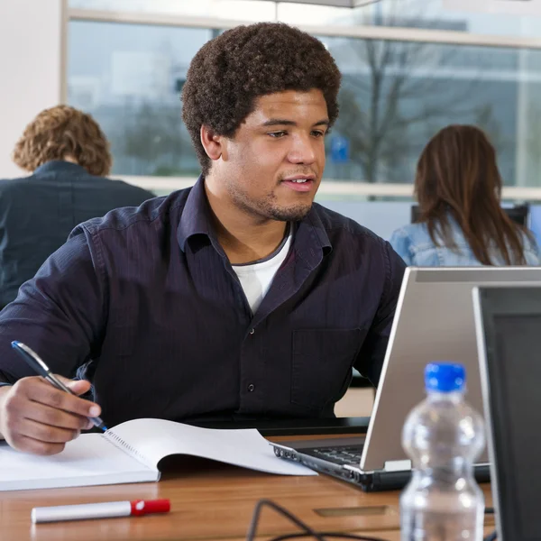 Estudiante detrás del ordenador portátil —  Fotos de Stock