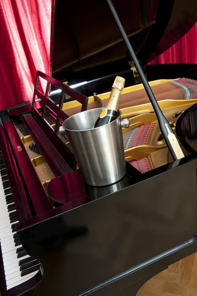 Champagne on Piano — Stock Photo, Image