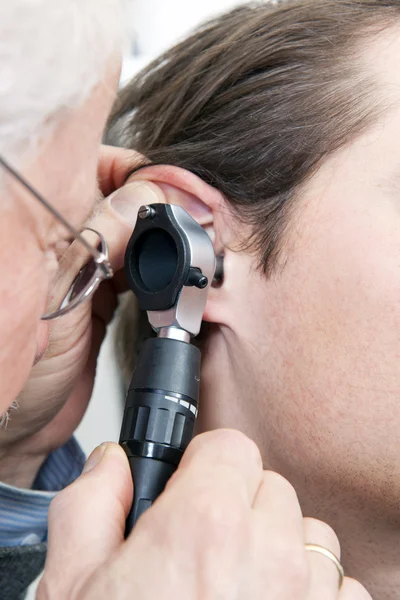 Examen de l'oreille — Photo