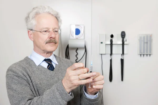 Médico pronto para dar a vacinação — Fotografia de Stock