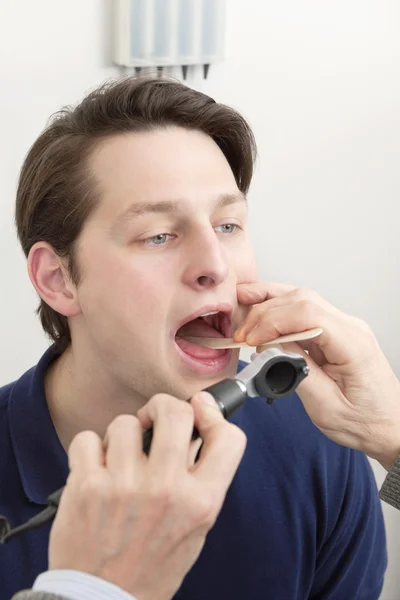 Examinando infecção na boca — Fotografia de Stock
