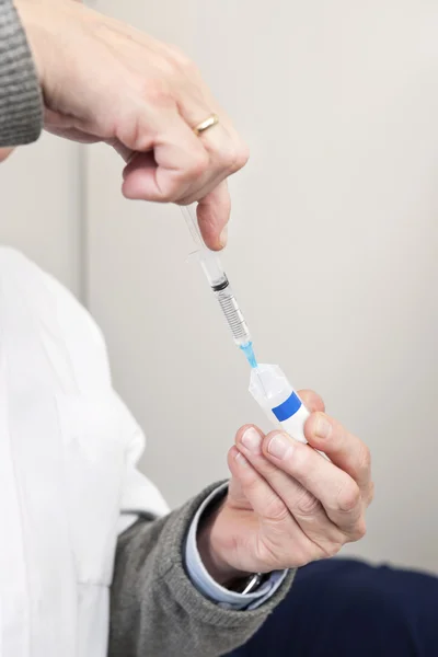 Arzt füllt Spritze für Impfung — Stockfoto