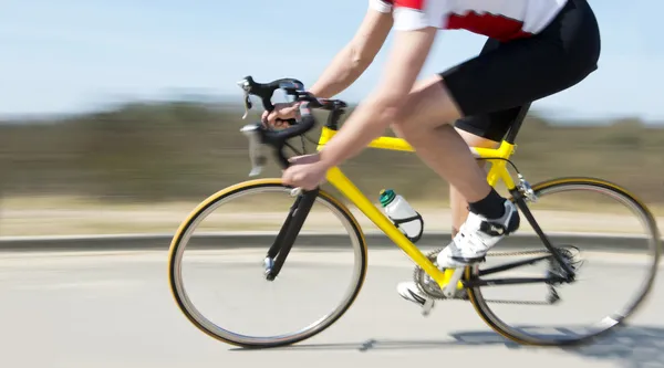 Radfahrer mit Tempo unterwegs — Stockfoto